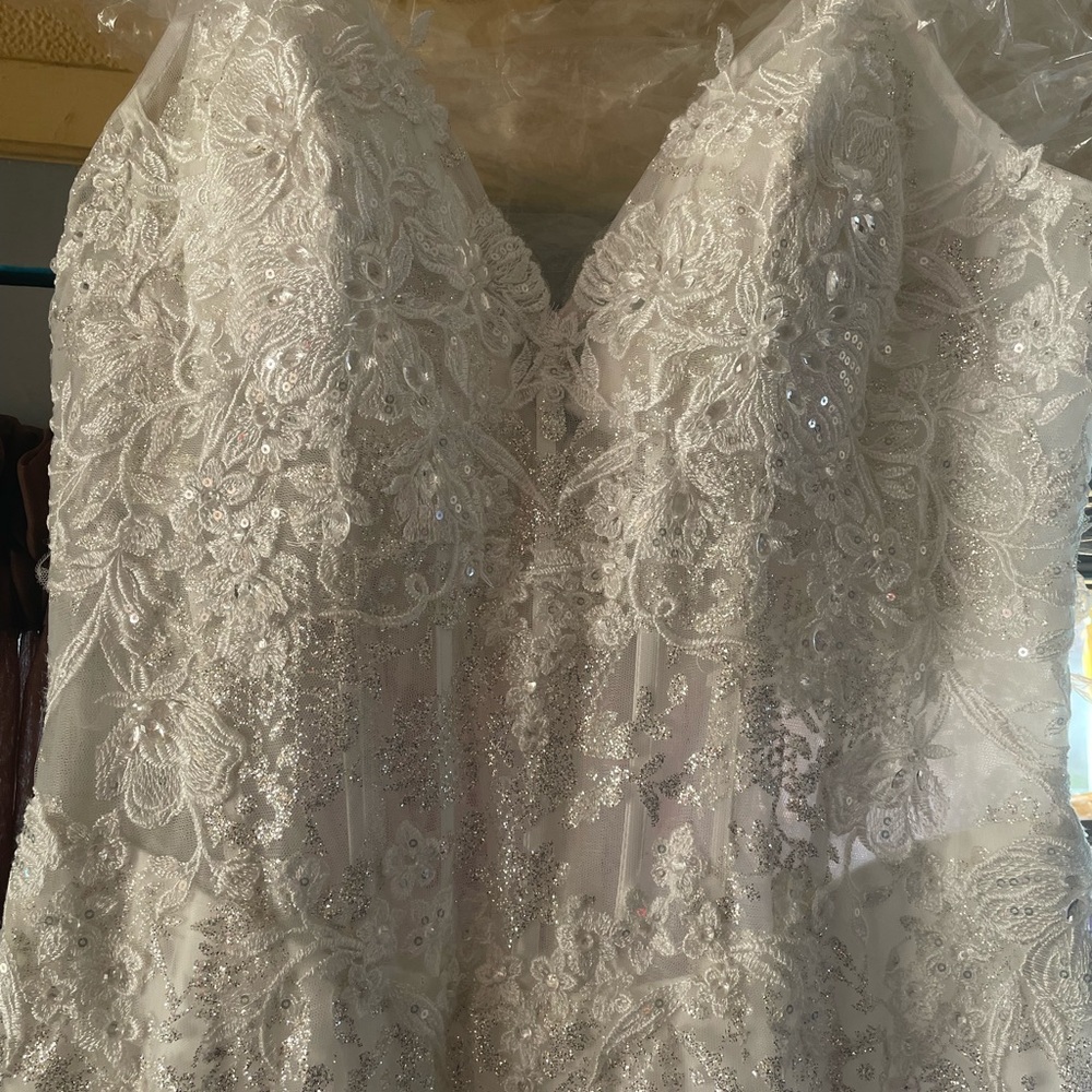 Wedding dress size 12 Brand New with garter built in